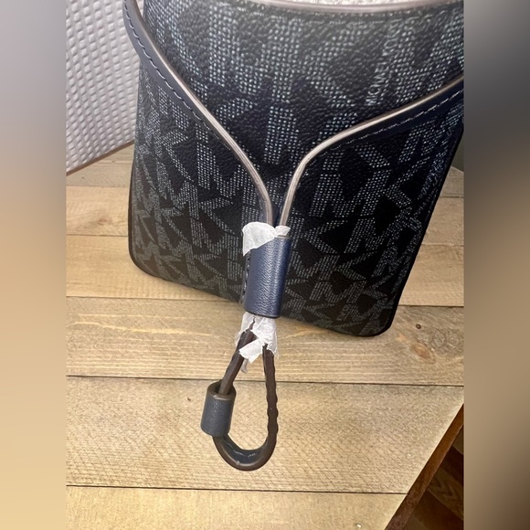 Michael Kors Voyager Large Color-Block Signature Logo Tote Bag - Picture 5 of 12